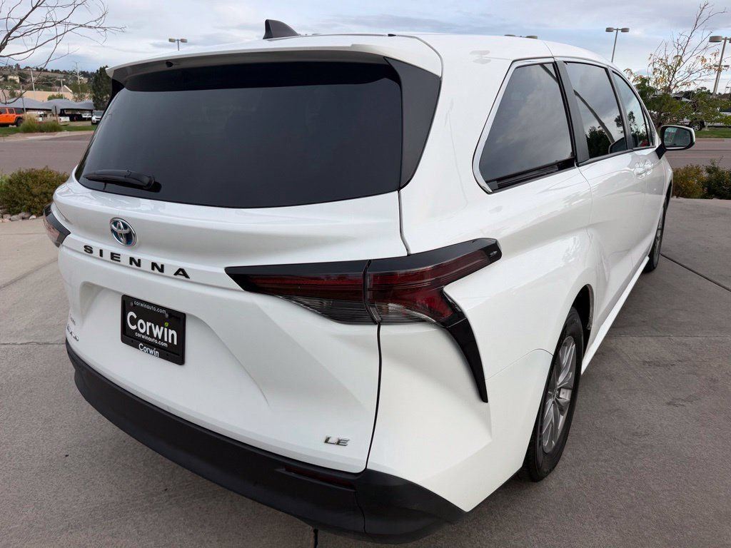 Used 2025 Toyota Sienna LE AWD/4WD image 8