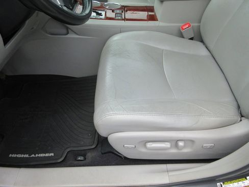 Used 2011 Toyota Highlander Limited w/ Tow Pkg AWD/4WD image 21