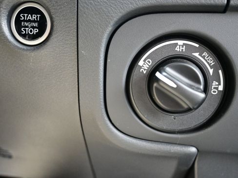 Used 2025 Nissan Frontier SV image 29