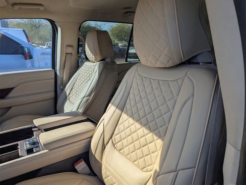 Used 2018 Lincoln Navigator Select w/ Technology Package image 7