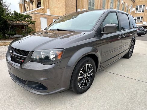 Used 2017 Dodge Grand Caravan SE image 2