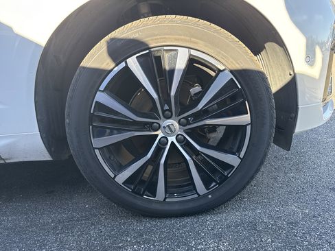 Used 2025 Volvo XC60 B5 Plus image 13