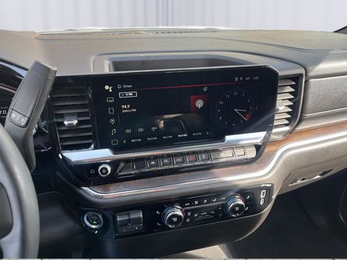 Used 2025 GMC Sierra 1500 SLT image 25