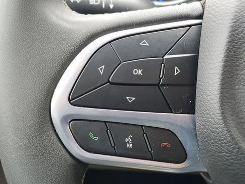 Used 2024 Chrysler Pacifica Touring-L FWD image 11
