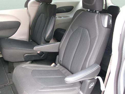 Used 2024 Chrysler Voyager LX image 10