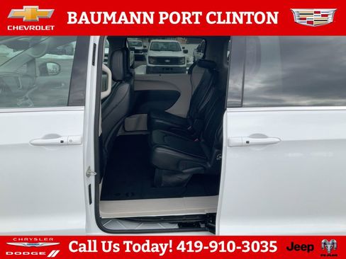 Used 2024 Chrysler Pacifica Touring-L FWD image 15