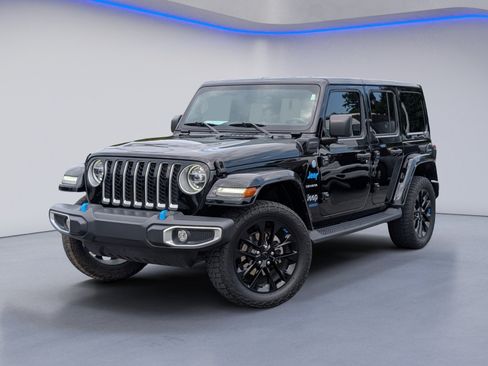 Used 2022 Jeep Wrangler Unlimited Sahara w/ Cold Weather Group AWD/4WD image 2