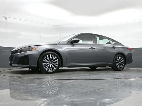 Used 2025 Nissan Altima 2.5 SV FWD image 43