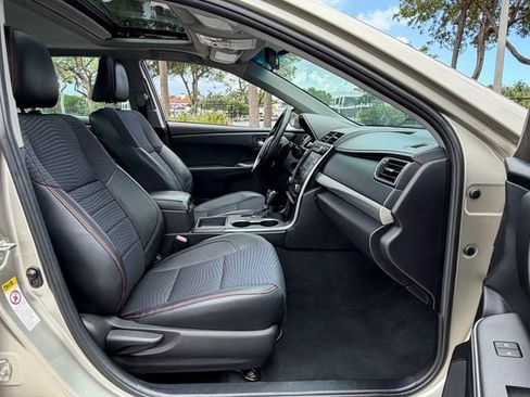 Used 2015 Toyota Camry SE w/ Moonroof Package FWD image 13
