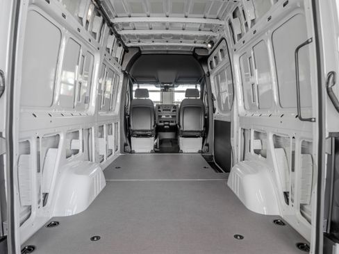 Used 2025 Mercedes-Benz Sprinter 2500 image 24