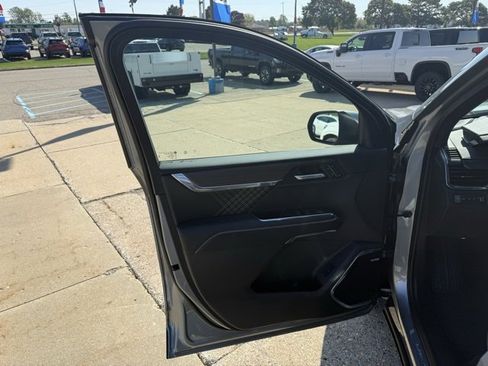 Used 2024 GMC Acadia Denali image 13