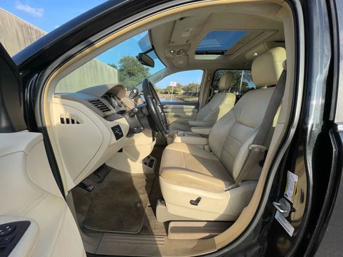 Used 2010 Volkswagen Routan SEL FWD image 28