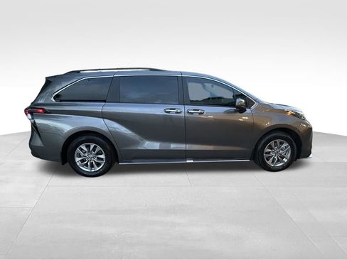 Used 2024 Toyota Sienna XLE image 3
