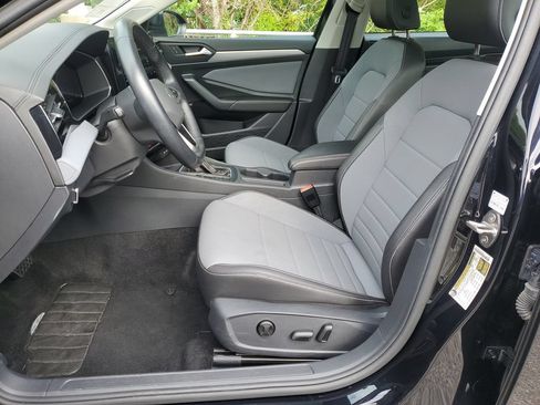 Used 2025 Volkswagen Jetta SE FWD image 21