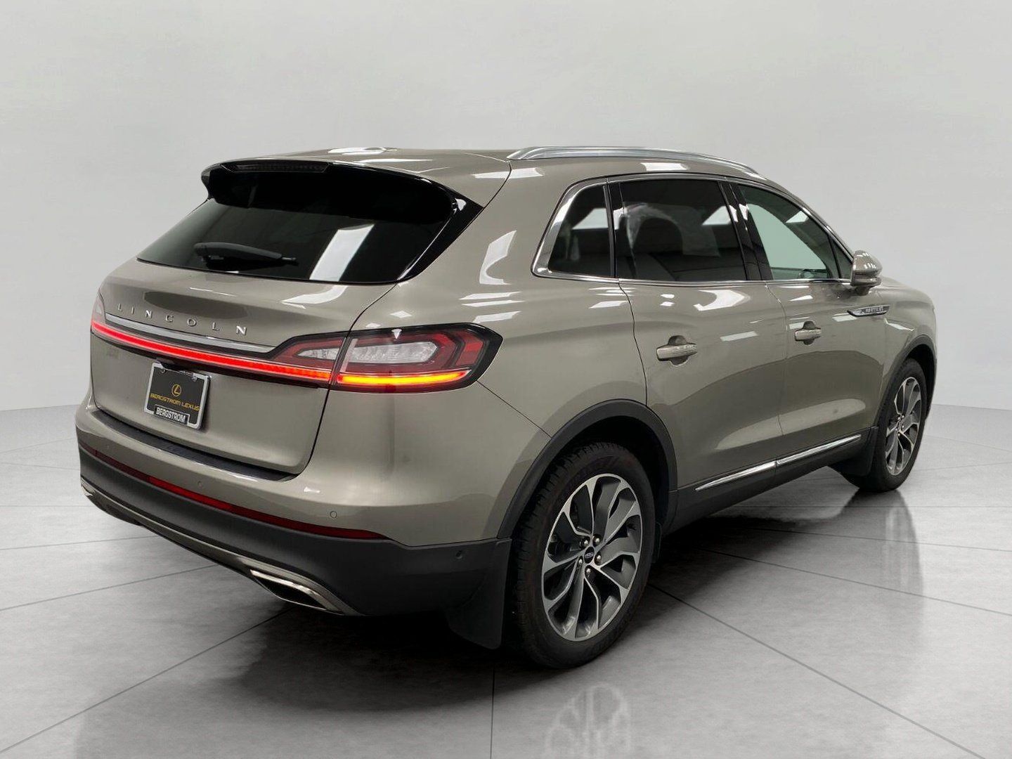 Used 2023 Lincoln Nautilus Reserve w/ Equipment Group 201A AWD/4WD image 4