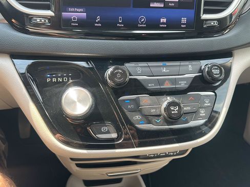 Used 2022 Chrysler Pacifica Touring-L FWD image 30