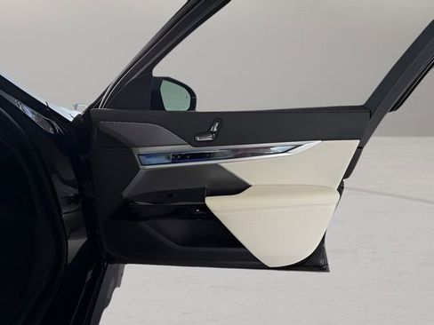 Certified 2023 BMW 740i image 39