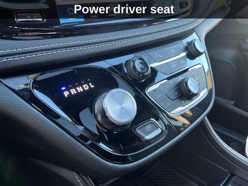 Used 2025 Chrysler Pacifica Limited image 13