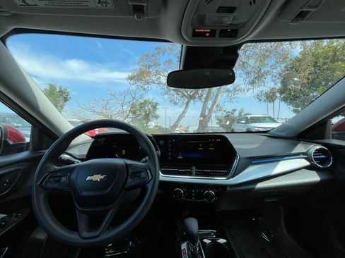 Used 2025 Chevrolet Trax LT FWD image 34