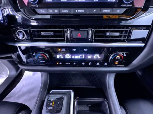 Used 2022 Nissan Pathfinder SV AWD/4WD image 29