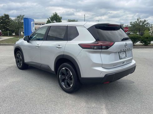 Used 2025 Nissan Rogue SV FWD image 4