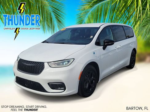 Used 2024 Chrysler Pacifica Limited FWD image 2