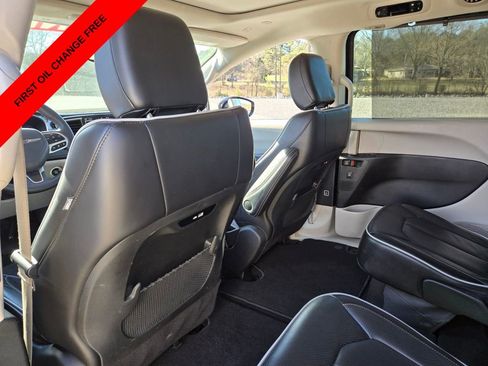 Used 2024 Chrysler Pacifica Limited FWD image 13