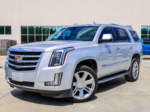 Used 2020 Cadillac Escalade Luxury RWD image 1
