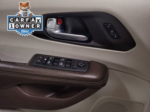 Used 2021 Chrysler Pacifica Touring-L FWD image 18