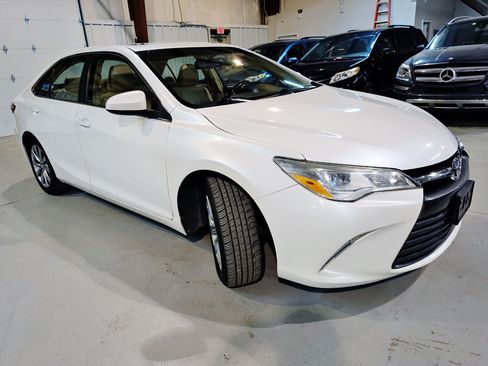 Used 2017 Toyota Camry XLE FWD image 11
