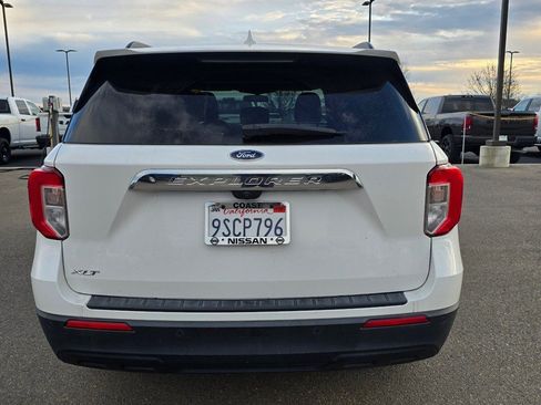 Used 2022 Ford Explorer XLT image 3