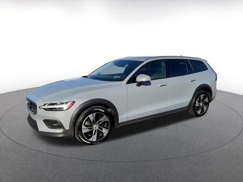 Used 2025 Volvo V60 B5 Cross Country Plus image 7
