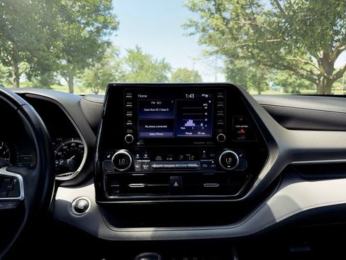 Used 2021 Toyota Highlander XLE AWD/4WD image 11