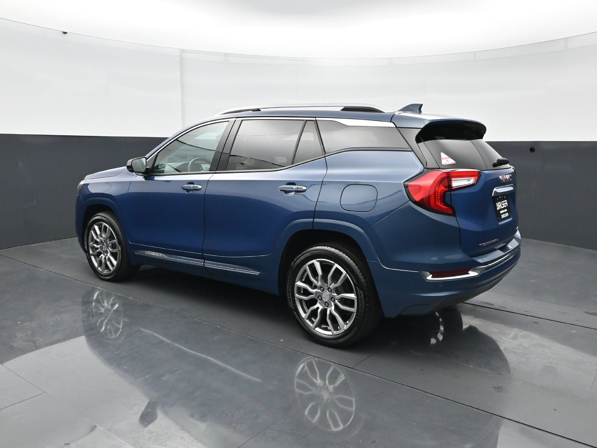 Used 2024 GMC Terrain Denali w/ Denali Premium Package AWD/4WD image 4