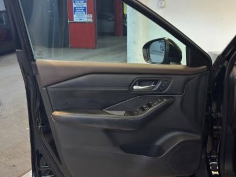 Used 2022 Nissan Rogue SL w/ SL Premium Package image 9