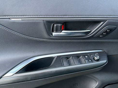 Used 2021 Toyota Venza Limited image 11