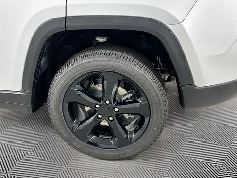 New 2025 Jeep Grand Cherokee Altitude AWD/4WD image 16
