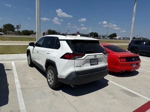 Used 2021 Toyota RAV4 LE FWD image 6