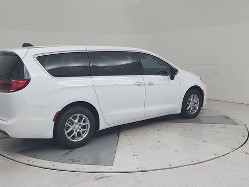 New 2026 Chrysler Pacifica Select image 15