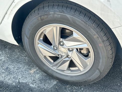 Used 2024 Hyundai Elantra SE image 4