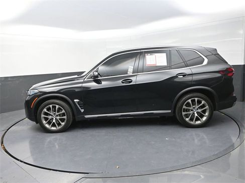 Used 2024 BMW X5 xDrive40i w/ Premium Package image 4