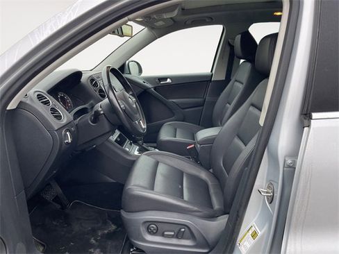 Used 2016 Volkswagen Tiguan SE image 9
