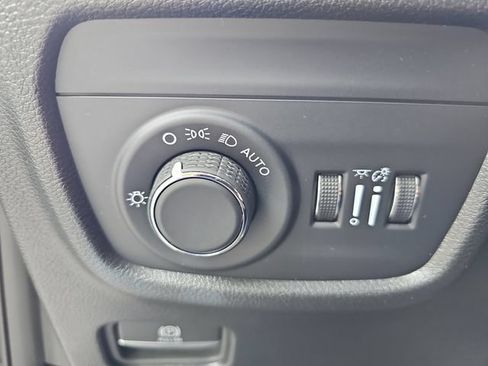 Used 2025 Jeep Grand Cherokee Altitude AWD/4WD image 32