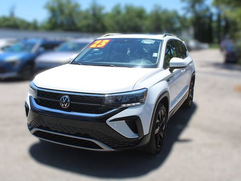 Used 2023 Volkswagen Taos SE w/ Panoramic Sunroof Package FWD image 15