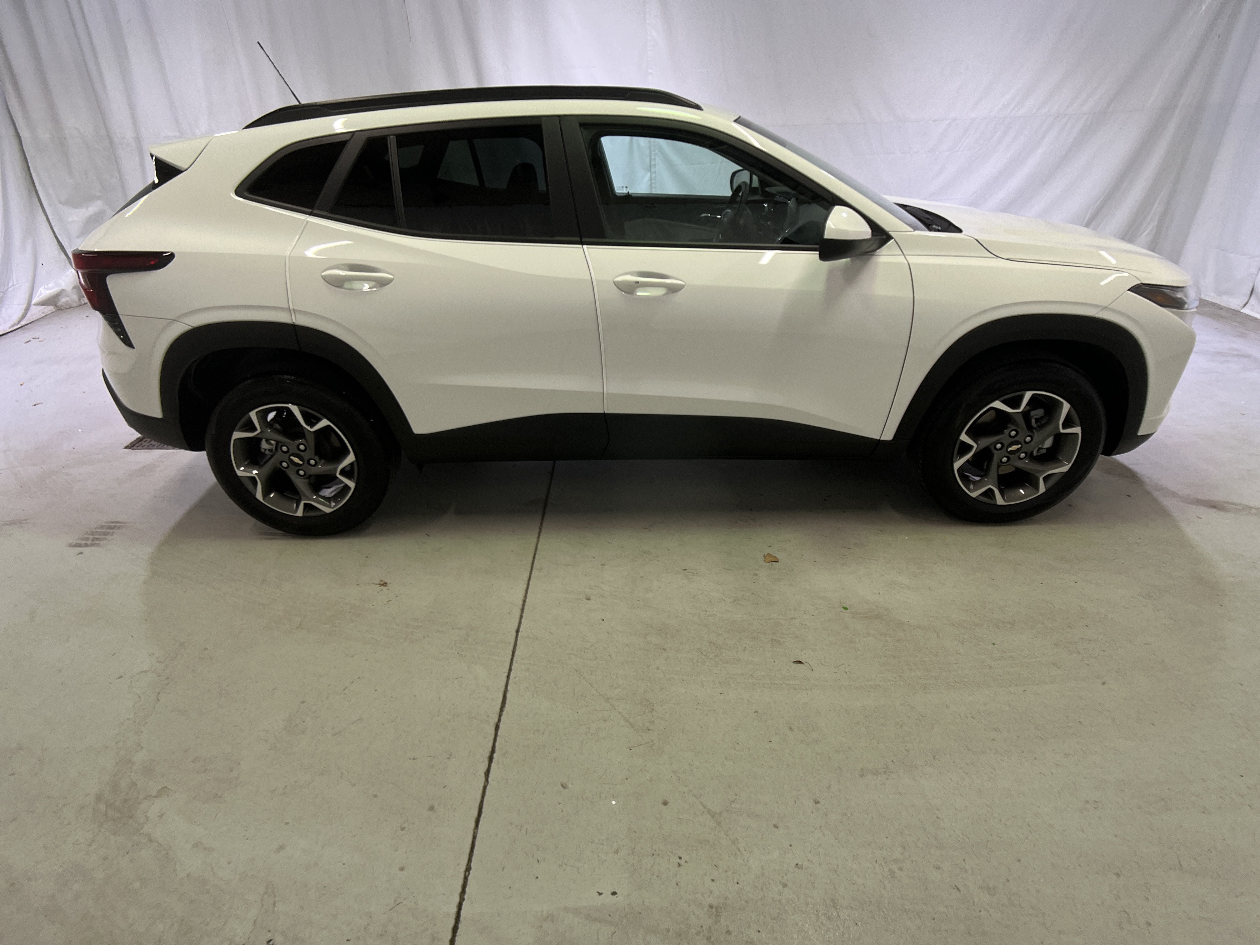 Certified 2025 Chevrolet Trax LT w/ Driver Confidence Package FWD image 12