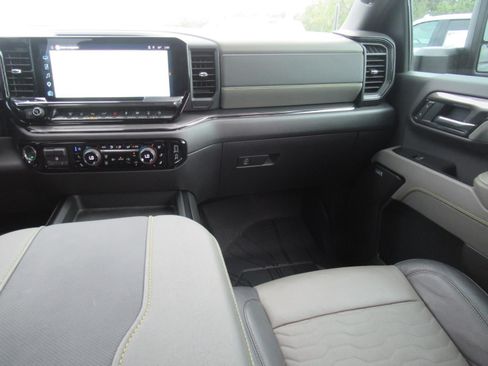 Used 2025 Chevrolet Silverado 2500 ZR2 w/ Technology Package AWD/4WD image 16