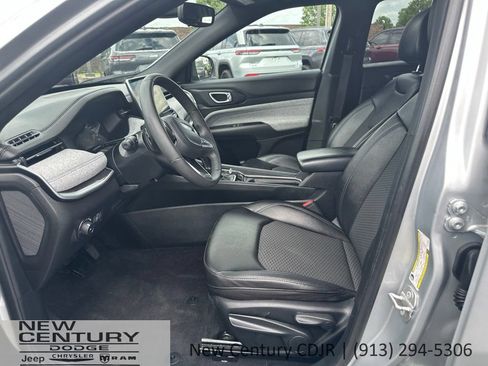 Used 2024 Jeep Compass Latitude AWD/4WD image 5