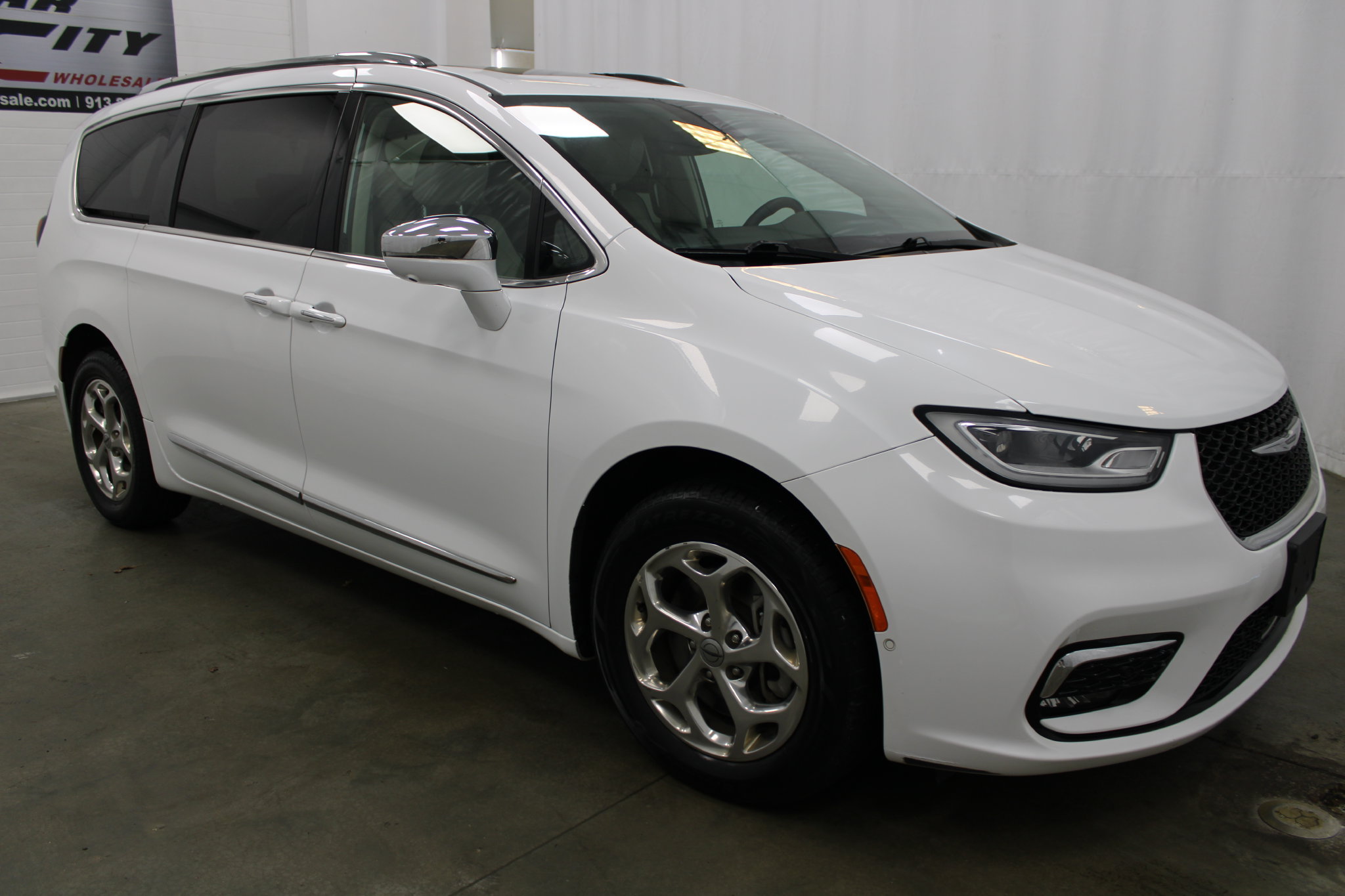 Used 2021 Chrysler Pacifica Limited w/ Premium & Safety Sphere Group AWD/4WD image 4
