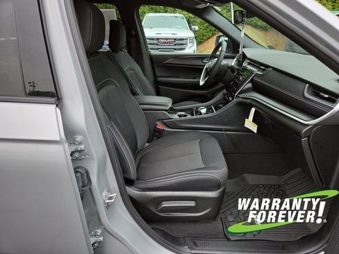 Used 2024 Jeep Grand Cherokee Laredo w/ Luxury Tech Group I AWD/4WD image 14