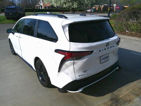 Used 2025 Toyota Sienna XSE image 9